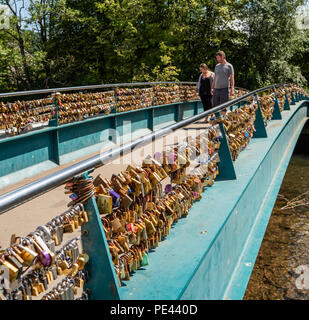 Brücke über den Fluss Wye in Bakewell in Derbyshire in Vorhängeschlösser oder Liebe Schlösser abgedeckt - Viele an Ort und Stelle bleiben weit länger als die Trysts sie symbolisieren Stockfoto