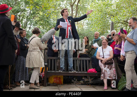 Komiker wird Franken spricht vor der Enthüllung der Grundstein für William Blake in Bunhill Fields in London. Stockfoto