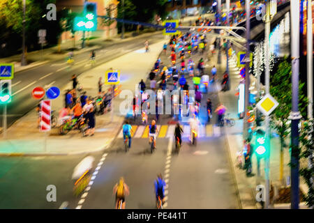 Farbige Gruppe der Radfahrer auf der Straße der Stadt. Parade der Radfahrer, blur Effekt, nicht erkennbare Gesichter. Zusammenfassung Hintergrund. Sport, Fitness, gesunder Lebensstil Konzept Stockfoto