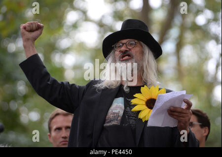 Komiker Stephen Micalef spricht an der Enthüllung der Grundstein für William Blake in Bunhill Fields in London. Stockfoto