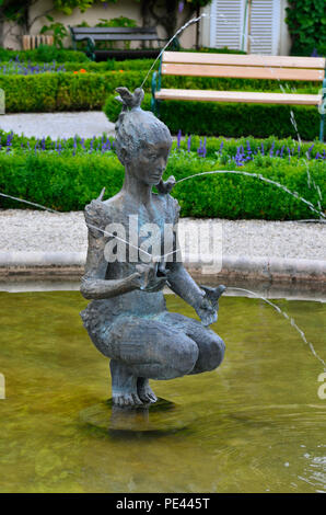 Knieende weibliche Bronzefontäne Statue im Schloss Mirabell und den Gärten in Salzburg, Österreich, Europa Stockfoto