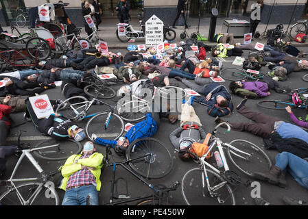 Ministerium für Verkehr, Horseferry Road, London, UK. 27.April 2016. Eine Töten Radfahrer Verkehr Luftverschmutzung Die-In Protest ist außerhalb. Stockfoto