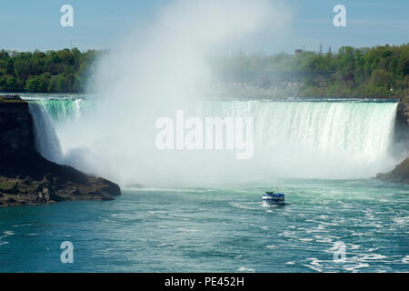 NIAGARA FALLS, ONTARIO, Kanada - 20. MAI 2018: Touristische Boot auf Horseshoe Falls, auch als kanadischen Wasserfälle bekannt Stockfoto