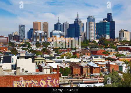 Skyline von Melbourne von Brunswick Street, Melbourne, Victoria, Australien Stockfoto