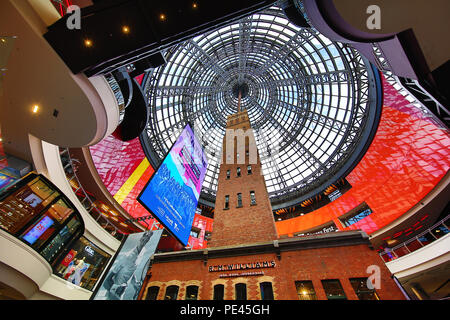 Coop Shot Tower und das Glasdach des Melbourne Central Einkaufszentrum, Melbourne, Victoria, Australien Stockfoto