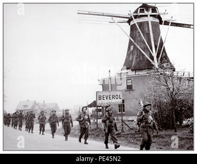 Kanadische Infanterie der Regiment de Maisonneuve, bewegend durch Holten Rijssen, befreiende Niederlande aus dem nationalsozialistischen Deutschland der 9. April 1945. Stockfoto