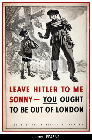 Vintage British WW2 Weltkrieg Propaganda Poster ein Poster für das Ministerium der Gesundheit im letzten Teil von 1940 die Nachricht, dass Kinder aus London evakuiert werden sollten, zu verstärken. Der Hintergrund für das Poster zeigt eine "Bombardierten" Straße mit der Union Flag trotzig Fliegen aus den Trümmern. Stockfoto