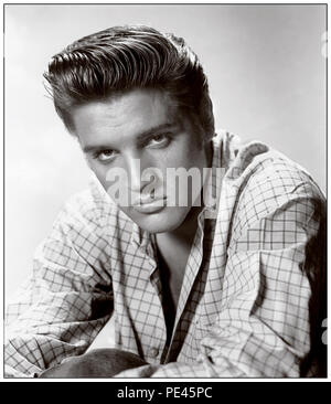 ELVIS PRESLEY '50er Vintage 1950er Hollywood Studio Presseporträt, Kopf und Schultern s&W, von einem grübelnden jungen Popstar Elvis Presley 'The King' Stockfoto