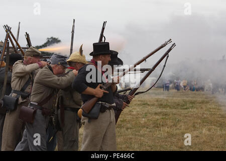 Die konföderierte Armee auf dem Schlachtfeld für die Wiederinkraftsetzung des Amerikanischen Bürgerkriegs Stockfoto