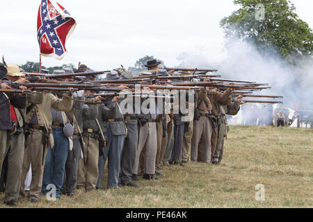 Die konföderierte Armee auf dem Schlachtfeld für die Wiederinkraftsetzung des Amerikanischen Bürgerkriegs Stockfoto