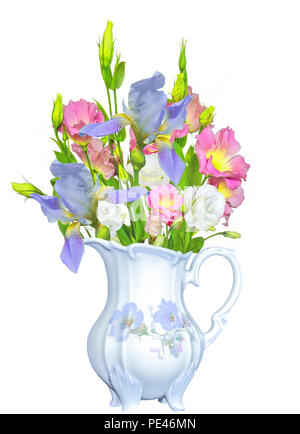 Blumenstrauß aus Zartes Rosa mit gelben Eustoma Lisianthus Blumen und blauen Blenden in Antique vintage Porzellan Kanne, auf weißem Hintergrund Stockfoto