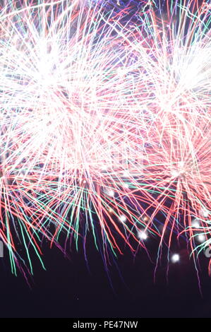 Feuerwerk über Portage Seen in Portage Ohio am Juli 4. Stockfoto