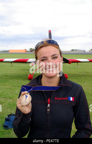 Kathel Brageot (Kathel Boulanger) Bronze Medaillenträger 2009 World Aerobatic Championships, Silverstone, Großbritannien. Weibliche aerobatic Pilot. Französischer Meister Stockfoto