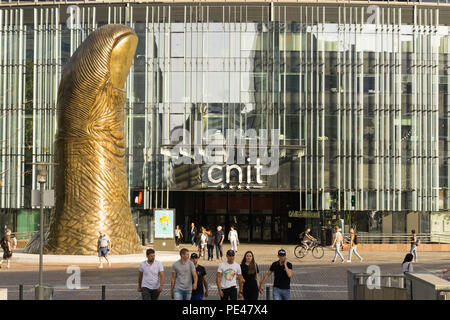 Shopping Mall des CNIT La Defanse Viertel von Paris mit Skulptur Le Pouce (die Daumen, 1965) von César Baldaccini. Stockfoto