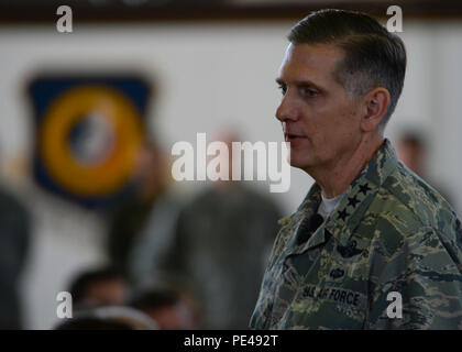 Us Air Force Generalleutnant Timothy Ray, 3 Air Force und 17 Expeditionary Air Force commanderspeaks zu Flieger während eines im Hangar 1 in Spangdahlem Air Base, Germany, Sept. 3, 2015. Allgemeine Ray beaufsichtigt eine zentrale Personal, die 603Rd Air Operations Center sowie Flieger bei 10 Flügel in Europa und eine Air expeditionary Wing. (U.S. Air Force Foto: Staff Sgt. Joe W. McFadden/Freigegeben) Stockfoto