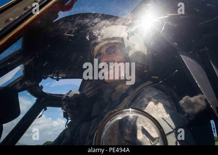 Us-Armee Kapitän Matthew Buffington, einem Pilotprojekt mit Charlie Company, 3.Bataillon, 25 Aviation Regiment von Wheeler Army Airfield und New Holland, PA, native, sitzt im Cockpit von Black Hawk HH-60M Medevac Hubschrauber während Unfallversicherung Laden und Abladen der Ausbildung an Bord der Marine Corps Air Station Kaneohe Bay, Marine Corps Base Hawaii, Sept. 2, 2015. Die Ausbildung vertraut gemacht das Flugzeug Rettung und Brandbekämpfung Marines und die Rettungskräfte aus der Staatlichen Feuerwehr mit den Gang und Verfahren der US-Armee in der medizinischen Evakuierung verwendet. "Die Ausbildung so macht MCAS K Stockfoto