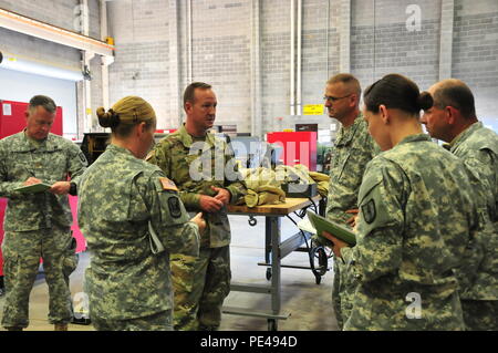 U.S. Army Chief der Ordnance, Brig. Gen. Kurt Ryan, spricht mit NCNG Vollzeit Mitarbeiter über die Ausbildung zwischen aktiven Komponenten und die Nationalgarde während einer Tour von der North Carolina National Guard Regional Training Site-Maintenance Fort Bragg, Sept. 1, 2015. NCNG von RTS-M Zug Gardisten, Reservisten und aktive Komponente Soldaten im Militärischen berufliche Fähigkeiten (MOS) von radfahrzeug Mechaniker und Handfeuerwaffen und Artillerie Werkstatt. (U.S. Army National Guard Foto von Sgt. Leticia Samuels, Public Affairs/Freigegeben) Stockfoto