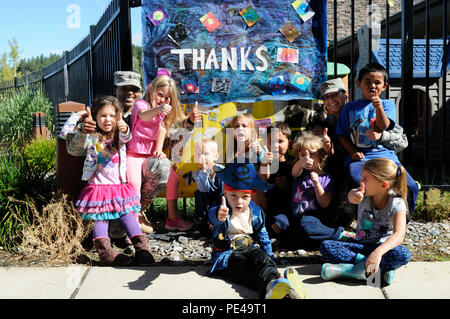 Spc. Brianna Hunter, Links, ein Eingeborener von Atlanta, und Lieutenant Kelsey Fincher, ein Eingeborener von Snellville, Georgien, sowohl der Task Force erste Runde, aus Joint Base Lewis-McChord, für ein Foto mit Kindern der frühen Kindheit Learning Center im Camas Einkaufszentrum auf der Kalipsel Indian Reservation, Washington, Sept. 3, 2015 entfernt. Die Soldaten nahmen sich die Zeit, von der Förderung von Brandschutz in der Gemeinschaft und Interagieren mit einigen der Kinder zu besuchen. Stockfoto