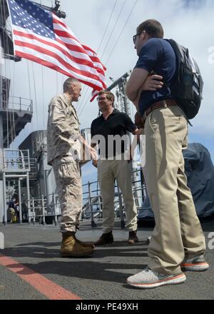 150904-N-GZ 228-187 PAZIFISCHER OZEAN (Sept. 4, 2015) Brig. Gen. David W. Coffman spricht mit Verehrte Besucher auf Geier Zeile des Amphibious Assault ship USS Boxer (LHD4) während der Dämmerung Blitz 2015. Boxer ist derzeit vor der Küste von Südkalifornien an Dawn Blitz 2015 (DB-15). DB-15 ist eine multinationale Übung durchgeführt wird, durch die Expeditionary Strike Group 3 (ESG-3) und 1. Marine Expeditionary Brigade (1. MEB) amphibische und Befehls- und Steuerfunktionen USA, Japan, Mexiko und Neuseeland durch live, simuliert und konstruktive milita zu bauen Stockfoto