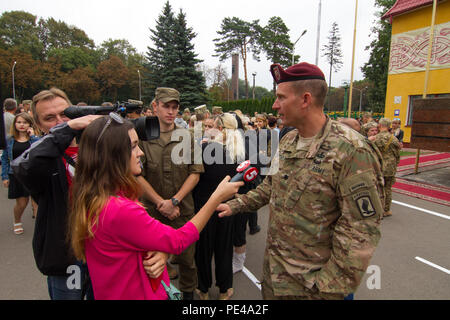 Oberstleutnant Michael Kloepper (rechts), Kommandeur der 2.BATAILLON der US-Armee, 503Rd Infanterie Regiment, 173Rd Airborne Brigade, beantwortet Fragen von Journalisten mit der Ukraine Channel 5 News Sept. 5, 2015, über offenes Wächter bei einer Vereidigung für Kadetten an der Ukrainischen Military Academy in Lviv, Ukraine. Fallschirmjäger von der 173Rd Abn. Bde. Sind in der Ukraine für die zweite von mehreren geplanten Rotationen der Ukraine neu gegründete Nationalgarde als Teil von Fearless Wächter, die voraussichtlich bis November zum letzten Zug. (U.S. Armee Foto von Sgt. Alexander Skripnichuk Stockfoto