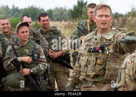 Oberstleutnant Michael Kloepper (rechts), Kommandeur der 2.BATAILLON der US-Armee, 503Rd Infanterie Regiment, 173Rd Airborne Brigade, Gespräche mit Soldaten mit der ukrainischen Nationalgarde nach einem erfolgreichen Abschluss der Platoon live Fire Training Sept. 4, 2015, in Yavoriv, Ukraine. Fallschirmjäger von der 173Rd Abn. Bde. Sind in der Ukraine für die zweite von mehreren geplanten Rotationen der Ukraine neu gegründete Nationalgarde als Teil von Fearless Wächter, die voraussichtlich bis November zum letzten Zug. (U.S. Armee Foto von Sgt. Alexander Skripnichuk, 13 Public Affairs Abteilung) Stockfoto