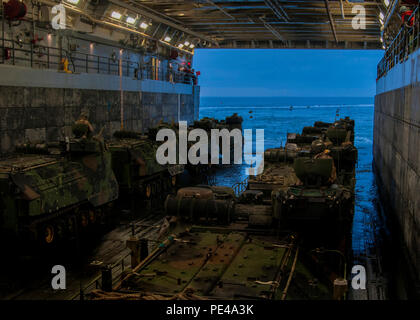 CAMP Pendleton, Calif (Sept. 5, 2015) - US-Marines 3 Assault Amphibian Bataillon zugeordnet vorbereiten zu starten ein amphibisches Fahrzeug (AAV) aus dem Deck des amphibious Transport dock Schiff USS Essex (LPD 25) während der Übung Dawn Blitz 2015 (DB-15). Dawn Blitz 2015 ist ein Szenario - Gefahren des U.S. Navy und Marine Corps in Operationen, die man von einem Amphibienfahrzeug task force zu trainieren und gleichzeitig Gebäude der USA und der Koalition betriebliche Interoperabilität. Die Übung wird das Personal bei der Planung und Durchführung von Amphibischen Operationen in einer Reihe von live Training Test Stockfoto