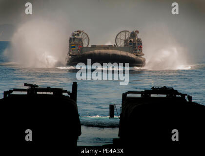 CAMP Pendleton, Calif (Sept. 5, 2015) - eine Landing Craft air cushion (LCAC) Fahrzeug mit Angriff Handwerk Einheit 5 bereitet die gut Deck des amphibious Transport dock Schiff USS Essex (LPD-25) zur Unterstützung der Übung Dawn Blitz 2015 (DB-15). Übung Dawn Blitz ist ein Szenario - Gefahren des U.S. Navy und Marine Corps in Operationen, die man von einem Amphibienfahrzeug task force zu trainieren und gleichzeitig Gebäude der USA und der Koalition betriebliche Interoperabilität. Die Übung wird das Personal bei der Planung und Durchführung von Amphibischen Operationen in einer Reihe von live Training Veranstaltungen auf See Test- und Stockfoto