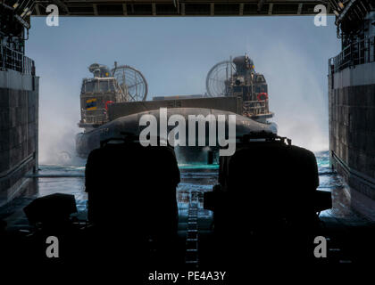 CAMP Pendleton, Calif (Sept. 5, 2015) - eine Landing Craft air cushion (LCAC) Fahrzeug vorbereiten zu machen, geben Sie das Deck von amphibious Transport dock Schiff USS Somerset LPD (25) als Teil der Übung Dawn Blitz 2015 (DB-15). Dawn Blitz 2015 ist ein Szenario - Gefahren des U.S. Navy und Marine Corps in Operationen, die man von einem Amphibienfahrzeug task force zu trainieren und gleichzeitig Gebäude der USA und der Koalition betriebliche Interoperabilität. Die Übung wird das Personal bei der Planung und Durchführung von Amphibischen Operationen Test in einer Reihe von live Training Veranstaltungen auf See und an Land. (U.S. Marine Foto von Masse Stockfoto