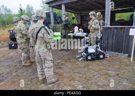 US Army Fallschirmjäger, Dog Company, 1. Bataillon, 503. Infanterieregiment 173rd Airborne Brigade zugewiesen anhören litauischen Landstreitkräfte 1st Lt. Domas Laukaitis, Center, gebürtig Birstonas Juozas Vitkus-Pionier-Bataillon, zugewiesen, wie er, über die verschiedenen Geräte und Taktik die LLF erklärt beschäftigen, bei der Bereitstellung von Counter improvisierten Sprengsatz (IED) im Feld während der Übung Ingenieur Thunder 2015 bei den großen litauischen Hetman Jonusas Radvila Training Regiment gehalten , in Rukla, Litauen, 9. September 2015. Laukaitiss sind rechts zwei Air Force Senior Flieger explosive ordin Stockfoto