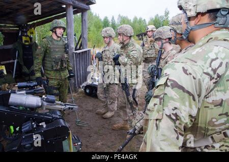 US Army Fallschirmjäger, Dog Company, 1. Bataillon, 503. Infanterieregiment 173rd Airborne Brigade zugewiesen anhören litauischen Landstreitkräfte 1st Lt. Domas Laukaitis, Center, gebürtig Birstonas Juozas Vitkus-Pionier-Bataillon, zugewiesen, wie er, über die verschiedenen Geräte und Taktik die LLF erklärt beschäftigen, bei der Bereitstellung von Counter improvisierten Sprengsatz (IED) im Feld während der Übung Ingenieur Thunder 2015 bei den großen litauischen Hetman Jonusas Radvila Training Regiment gehalten , in Rukla, Litauen, 9. September 2015. Ingenieur-Thunder wird beide Länder aufnahmebereiter als betreiben Stockfoto