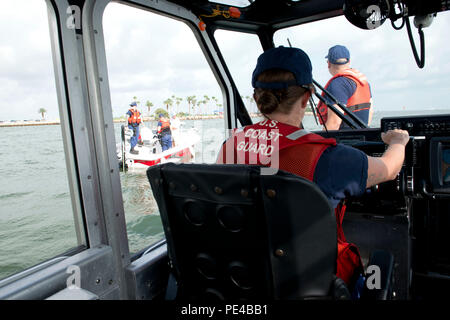 Coast Guard Members Board Boote in Galveston Bay für Sicherheitstechnik im Betrieb sichere und solide, Samstag, Sept. 5, 2015 prüfen. Sicherheitsprüfungen gehören die Bootsfahrer lizenziert sind, registriert und haben Schwimmwesten an Bord. (U.S. Coast Guard Petty Officer 3rd Class Jennifer Nease) Stockfoto