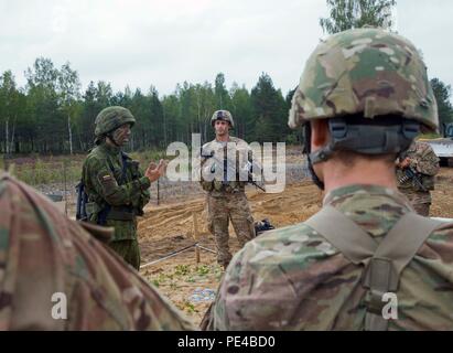 Litauische Landstreitkräfte Ingenieur, 1 Lt Olegas Grosevas, Links, zu den allgemeinen Ingenieur Coy, Juozas Vitkus Ingenieur Bataillon zugeordnet, erläutert, wie gut die US-Armee Fallschirmjäger vom Hund Unternehmen, 1.BATAILLON, 503Rd Infanterie Regiment, 173Rd Airborne Brigade, der seine Ingenieure und deren Ausrüstung bis zu einer geeigneten Verteidigung während der Übung Ingenieur Thunder 2015 an der Großen Litauischen Hetman Jonusas Radvila Training Regiment, in Rukla, Litauen, Sept. 9, 2015 stattgefunden hat. Grosevas und seine Ingenieure unterstützt die 173Rd Airborne Brigade geeignete Schutzmaßnahmen gegen mögliche zu bauen bei Stockfoto