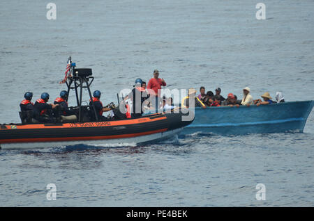 Eine kleine Crew an Bord der Coast Guard Cutter Kathleen Moore interdicts eine Gruppe von kubanischen Migranten südlich von Key West, Fla., Sept. 6, 2015. Die 17 Migranten wurden sicher von ihren Behälter entnommen und Sept. 9, 2015 zurückgeführt. Stockfoto