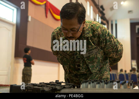 Oberstleutnant Daud Hamid, Stabsoffizier für die Royal Signal Regiment von Malaysia beobachtet Statische zeigt nicht-tödlicher Waffen bei der Eröffnung des nicht-tödlicher Waffen Executive Seminar 2015 (NOLES), Sept. 7, 2015. NOLES ist eine jährliche Übung gehostet von US Marine Corps Forces, Pazifik, und die US Pacific Command's Premier multilateralen Theater Sicherheit Zusammenarbeit Ereignis für nicht-tödliche Waffen. Der Bereich Ausbildung Übung Teil der Übung ist der erste Teil der Übung endet mit einer Führung Seminar hosting Führungskräfte aus mehr als 20 Nationen. Dies ist der 14. Iteration o Stockfoto