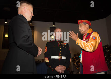 Peter MacDonald Sr., Präsident der Navajo Code Talkers Association und der Navajo Code Talkers Foundation, spricht mit Sgt. Maj. Jerry Gomes, Mitte und Oberst Dudley Griggs während einer Marine Woche Phoenix Rezeption Abendessen im Heard Museum der Indianischen Kunst und Geschichte in Phoenix, Sept. 8, 2015. Griggs, kommandierender Offizier des 8. Marine Corps Bezirk aus Fort Worth, Texas, bewirtete das Abendessen mit Mitsoldaten und Phoenix Führer auf Ereignisse im gesamten Marine Woche Phoenix Sept. 10-13 markieren, und in Erinnerung an die Navajo Code Talkers bemerkenswerte Geschichte. MacDonald, 8. Stockfoto