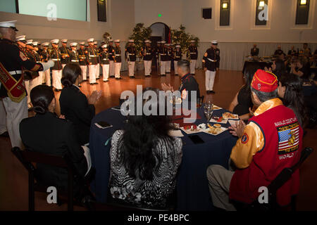 Marines, Veteranen und Phoenix Führer begrüßen eine Leistung durch die Marines des Marine Corps Band San Diego während einer Woche Phoenix Rezeption Abendessen im Heard Museum der Indianischen Kunst und Geschichte in Phoenix, Sept. 8, 2015. Am Abend markierte Ereignisse im gesamten Marine Woche Phoenix Sept. 10-13, und erinnerte an die Navajo Code Talkers bemerkenswerte Geschichte. Peter MacDonald Sr., Präsident der Navajo Code Talkers Association und der Navajo Code Talkers Stiftung, wurde der Abend Gast und ist einer von nur 19 Navajo Code Talkers bis heute lebendig geblieben ist. "Es war Stockfoto