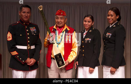 Marines vorhanden eine Auszeichnung Peter Macdonald, Präsident der Navajo Code Talkers Association im Marine Corps Recruiting Befehl Gemeinschaftsführer Rezeption, Sept. 8, 2015. Macdonald ist der jüngste der überlebenden Navajo Code Talkers aus dem Zweiten Weltkrieg und ist ein Eingeborener von Arizona. Stockfoto