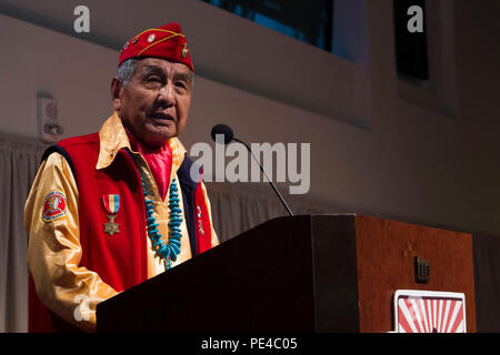 Peter Macdonald, Präsident der Navajo Code Talkers Association und Arizona native, teilt seine Geschichte der Navajo Code Talkers im Zweiten Weltkrieg bei der Marine Corps Recruiting Befehl Gemeinschaftsführer Empfang in Phoenix, Sept. 8, 2015. Die Rezeption ist Teil der Marine Corps' Marine Woche Phoenix Feier der Gemeinschaft, Land und Corps. Stockfoto