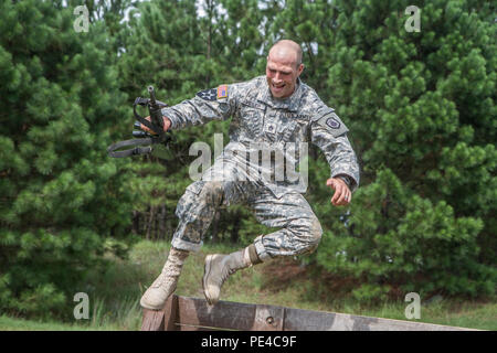 Armee finden Drill Sergeant des Jahres Kandidat, Staff Sgt. Russell Vidler, 98th Abteilung Weiterbildung (IET), springt über die hohe Mauer auf das Fit zu hindernislauf Gewinnen am dritten Tag der 4-tägigen TRADOC Drill Sergeant des Jahres Wettbewerb in Fort Jackson, S.C., Sept. 7-10, 2015. Vidler ist in einem Kopf-an-Kopf Wettbewerb mit Staff Sgt. Mark Mercer, 95 Abteilung Weiterbildung (IET), um den Titel der besten Armee finden Drill Sergeant. (U.S. Armee Foto von Sgt. 1. Klasse Brian Hamilton) Stockfoto