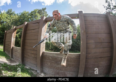 Armee finden Drill Sergeant des Jahres Kandidat, Staff Sgt. Russell Vidler, 98th Abteilung Weiterbildung (IET), springt durch das Fenster Hindernis auf dem Sitz zu hindernislauf Gewinnen am dritten Tag der 4-tägigen TRADOC Drill Sergeant des Jahres Wettbewerb in Fort Jackson, S.C., Sept. 7-10, 2015. Vidler ist in einem Kopf-an-Kopf Wettbewerb mit Staff Sgt. Mark Mercer, 95 Abteilung Weiterbildung (IET), um den Titel der besten Armee finden Drill Sergeant. (U.S. Armee Foto von Sgt. 1. Klasse Brian Hamilton) Stockfoto