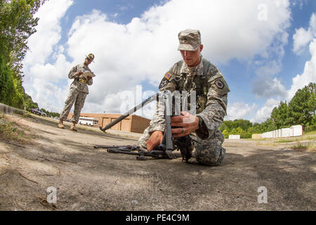 Armee finden Drill Sergeant des Jahres Kandidat, Staff Sgt. Russell Vidler, 98th Abteilung Weiterbildung (IET), löst die M249 Squad Assault Waffe am zweiten Tag des 4-tägigen TRADOC Drill Sergeant des Jahres Wettbewerb in Fort Jackson, S.C., Sept. 7-10, 2015 statt. Vidler ist in einem Kopf-an-Kopf Wettbewerb mit Staff Sgt. Mark Mercer, 95 Abteilung Weiterbildung (IET), um den Titel der besten Armee finden Drill Sergeant. (U.S. Armee Foto von Sgt. 1. Klasse Brian Hamilton) Stockfoto