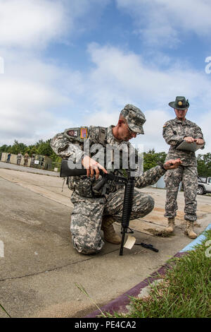 Armee finden Drill Sergeant des Jahres Kandidat, Staff Sgt. Mark Mercer, 95 Abteilung Weiterbildung (IET) Fügt eine M-16 A2 Gewehr während des zweiten Tages der vier-tägigen TRADOC Drill Sergeant des Jahres Wettbewerb in Fort Jackson, S.C., Sept. 7-10, 2015 statt. Mercer ist in einem Kopf-an-Kopf Wettbewerb mit Staff Sgt. Russell Vidler, 98th Abteilung Weiterbildung (IET), um den Titel der besten Armee finden Drill Sergeant. (U.S. Armee Foto von Sgt. 1. Klasse Brian Hamilton) Stockfoto