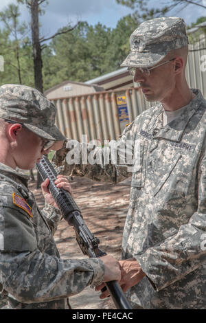 Armee finden Drill Sergeant des Jahres Kandidat, Staff Sgt. Mark Mercer, 95 Abteilung Weiterbildung (IET), unterrichtet ein Basic Combat Training Soldat Inspektion Waffen durch die Zahlen, die während der dritte Tag des 4-tägigen TRADOC Drill Sergeant des Jahres Wettbewerb in Fort Jackson, S.C., Sept. 7-10, 2015 statt. Mercer ist in einem Kopf-an-Kopf Wettbewerb mit Staff Sgt. Russell Vidler, 98th Abteilung Weiterbildung (IET), um den Titel der besten Armee finden Drill Sergeant. (U.S. Armee Foto von Sgt. 1. Klasse Brian Hamilton) Stockfoto