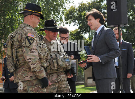 Botschafter Andrew Schapiro (rechts) der US-Botschafter in der Tschechischen Republik, nimmt "The Order of Silver Spur" Award von Command Sergeant Major Christopher Prosser (links) senior verpflichtete Berater, 4. Staffel, 2. Kavallerie-Regiment zugewiesen und Oberstleutnant Jonathan Due (Mitte) 4. Staffelkapitän, während eine statische Anzeige Zeremonie für den US-Botschafter, die 13. NATO-Generalsekretär und der Tschechischen Republik Premierminister auf Rusyne Basis , Flughafen Prag, Tschechische Republik, 9. September 2015. Der Zweck des Besuchs war die 2CR der Tschechischen Republik-Führung und ihr Militär vorzustellen Stockfoto