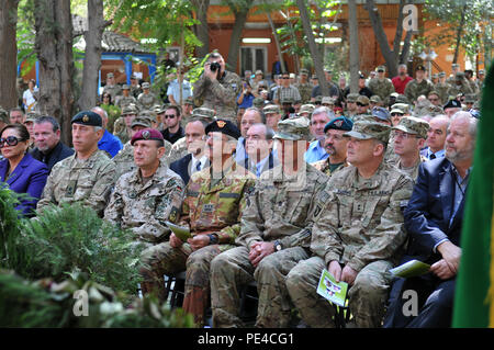 KABUL, Afghanistan (Sept. 9, 2015) Führungskräfte aus der entschlossenen Unterstützung der US-Botschaft - Kabul und DynCorp International verband Koalition Truppen während ein Denkmal gefallenen Freunde, die bei einem Angriff auf ihren Konvoi 12.08.22 in Kabul gestorben zu gedenken. Richard McEvoy, Corey Dodge und Barry Sutton wurden zivile Auftragnehmer von DynCorp, die auf den Schutz für das Beraterteam der afghanischen nationalen Armee und der afghanischen nationalen Polizei im Rahmen der NATO-geführten Mission RS serviert. Die Destille Garten wurde mit diesen ihren Respekt zahlen verpackt. (Us-Militär Foto von Leutnant Kristine Volk/Freigegeben Stockfoto