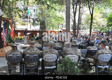 KABUL, Afghanistan (Sept. 9, 2015) Richard Munsey, Vice President der Firma DynCorp International, spricht mit den Koalitionstruppen während ein Denkmal für Kollegen, die von einem Angriff auf ihren Konvoi 12.08.22 in Kabul gestorben gedenken. Richard McEvoy, Corey Dodge und Barry Sutton wurden zivile Auftragnehmer von DynCorp, die auf den Schutz für das Beraterteam der afghanischen nationalen Armee und der afghanischen nationalen Polizei im Rahmen der NATO-geführten Mission diente der entschlossenen Unterstützung. Die Destille Garten wurde mit diesen ihren Respekt an die gefallenen Freunde einschließlich Führungskräfte von RS, US-Streitkräfte verpackt Stockfoto