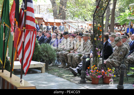 KABUL, Afghanistan (Sept. 9, 2015) Führungskräfte aus der entschlossenen Unterstützung der US-Botschaft - Kabul und DynCorp International verband Koalition Truppen während einer Trauerfeier gefallenen Freunde, die bei einem Angriff auf ihren Konvoi 12.08.22 in Kabul gestorben zu gedenken. Richard McEvoy, Corey Dodge und Barry Sutton wurden zivile Auftragnehmer von DynCorp, die auf den Schutz für das Beraterteam der afghanischen nationalen Armee und der afghanischen nationalen Polizei im Rahmen der NATO-geführten Mission RS serviert. Die Destille Garten wurde mit diesen ihren Respekt zahlen verpackt. (Us-Militär Foto von Leutnant Kristine Volk/ Stockfoto