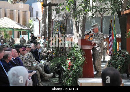 KABUL, Afghanistan (Sept. 9, 2015) US-Armee Generalmajor Todd Semonite, Kommandierender General des kombinierten Security Transition Befehl - Afghanistan, spricht mit den Koalitionstruppen während ein Denkmal gefallenen Freunde, die bei einem Angriff auf ihren Konvoi 12.08.22 in Kabul gestorben zu gedenken. Richard McEvoy, Corey Dodge und Barry Sutton wurden zivile Auftragnehmer von DynCorp, die auf den Schutz für das Beraterteam der afghanischen nationalen Armee und der afghanischen nationalen Polizei im Rahmen der NATO-geführten Mission diente der entschlossenen Unterstützung. Die Destille Garten wurde mit diesen zahlen ihren Respekt einschließlich Seni verpackt Stockfoto