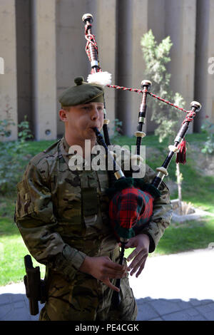 KABUL, Afghanistan (Sept. 9, 2015) PSB Jay Casey spielt Dudelsack mit einer Trauerfeier für gefallene Freunde von DynCorp International, die von einem Angriff auf ihren Konvoi 12.08.22 in Kabul ums Leben gekommen. Richard McEvoy, Corey Dodge und Barry Sutton wurden zivile Auftragnehmer, die auf den Schutz für das Beraterteam der afghanischen nationalen Armee und der afghanischen nationalen Polizei im Rahmen der NATO-geführten Mission diente der entschlossenen Unterstützung. Die Destille Garten wurde mit diesen zahlen ihren Respekt einschließlich Führungskräfte von RS, US-Truppen-Afghanistan, der US-Botschaft - Kabul und DynCorp verpackt. Casey ist ein Roya Stockfoto