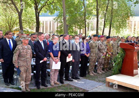 KABUL, Afghanistan (Sept. 9, 2015) Koalition Truppen hielt eine Gedenkstätte gefallenen Freunde von DynCorp International zu gedenken, die von einem Angriff auf ihren Konvoi 12.08.22 in Kabul ums Leben gekommen. Richard McEvoy, Corey Dodge und Barry Sutton wurden zivile Auftragnehmer, die auf den Schutz für das Beraterteam der afghanischen nationalen Armee und der afghanischen nationalen Polizei im Rahmen der NATO-geführten Mission diente der entschlossenen Unterstützung. Die Destille Garten wurde mit diesen zahlen ihren Respekt einschließlich Führungskräfte von RS, US-Truppen-Afghanistan, der US-Botschaft - Kabul und DynCorp verpackt. (Us-Militär Foto b Stockfoto